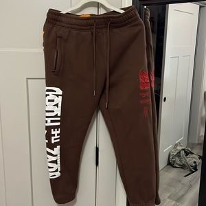 all pockets have zippers